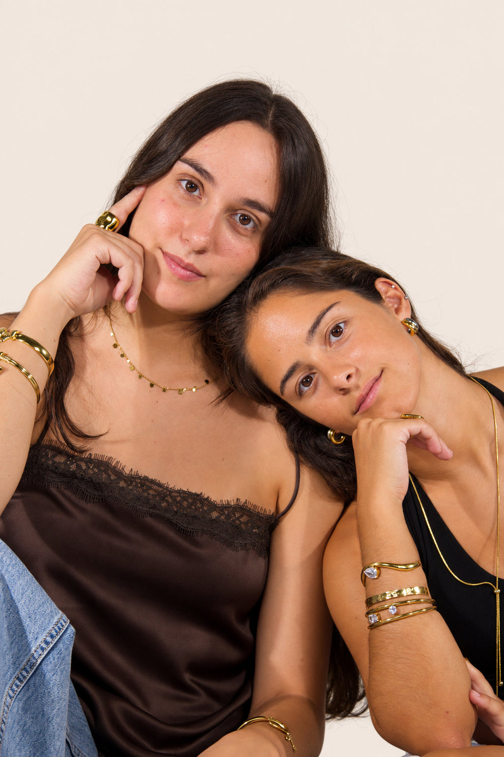 Duas amigas abraçadas com peças MIIMU