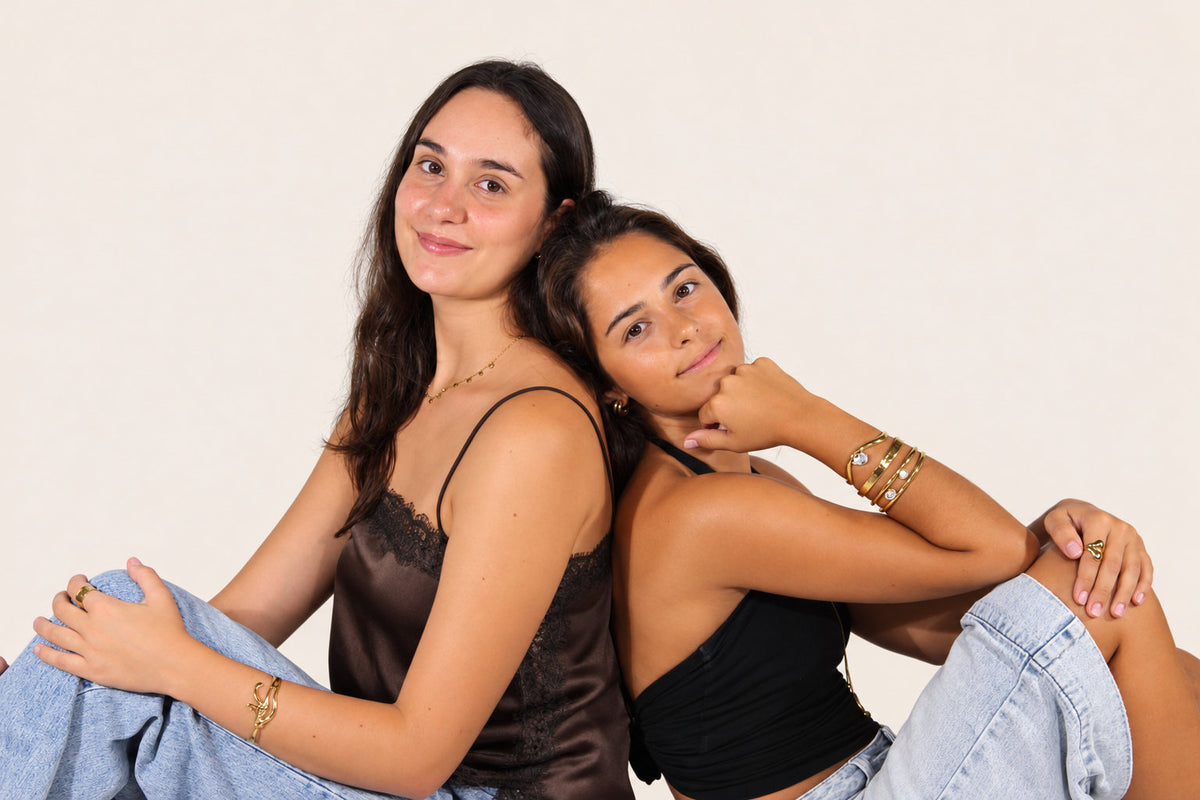Duas amigas lado a lado com peças MIIMU
